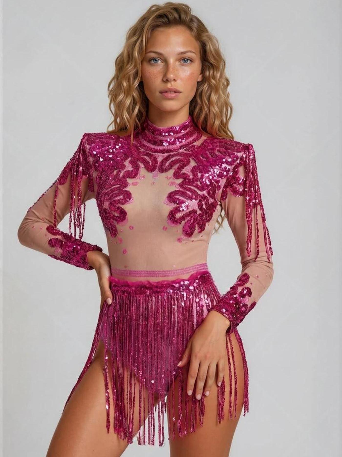 Body de lentejuelas Alessia Rose con falda de flecos, con cuello alto simulado, hombros estructurados y vientre transparente.