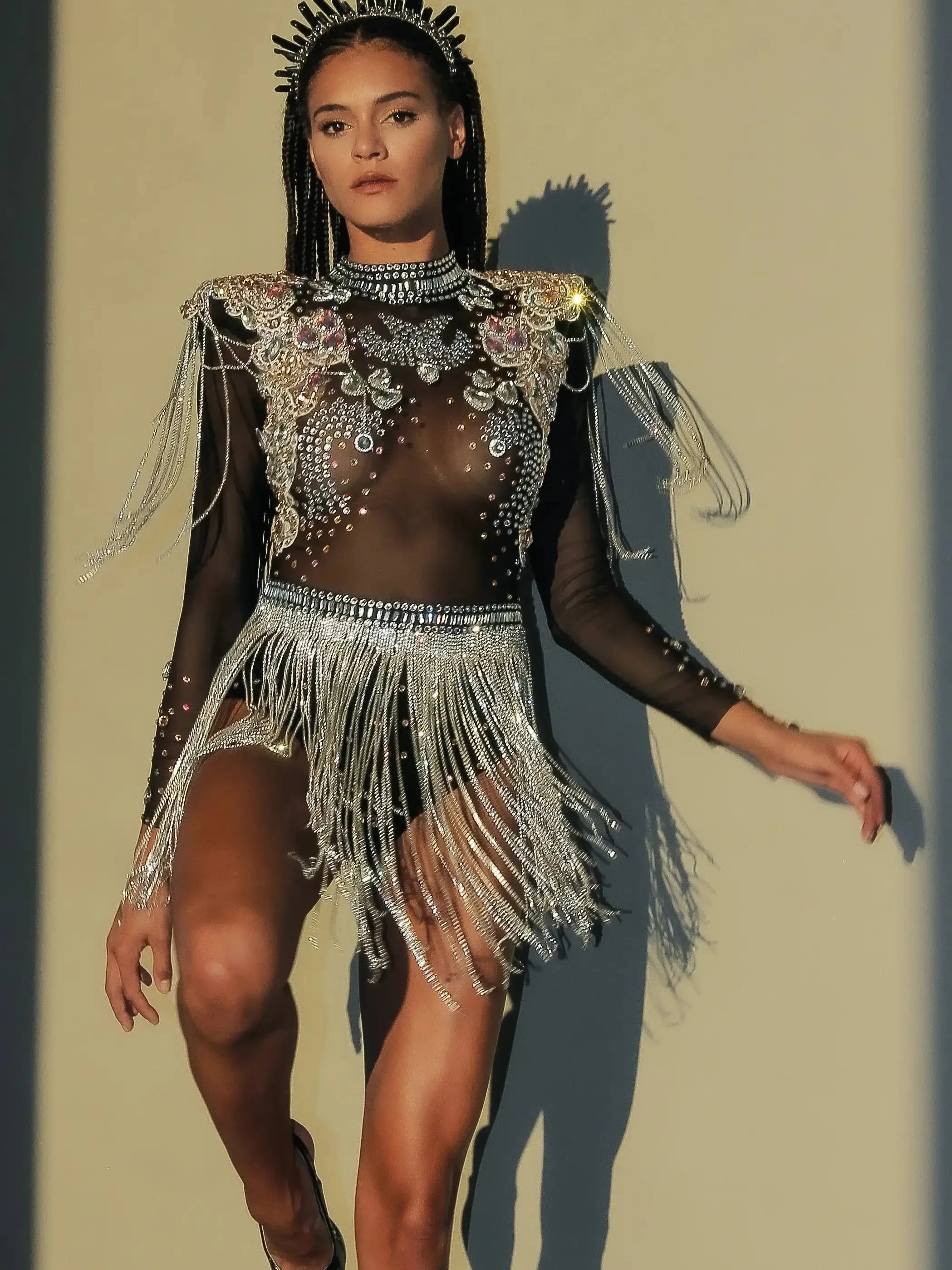 Impresionante body de festival con borlas y pedrería que presenta pedrería, lentejuelas y borlas fluidas.