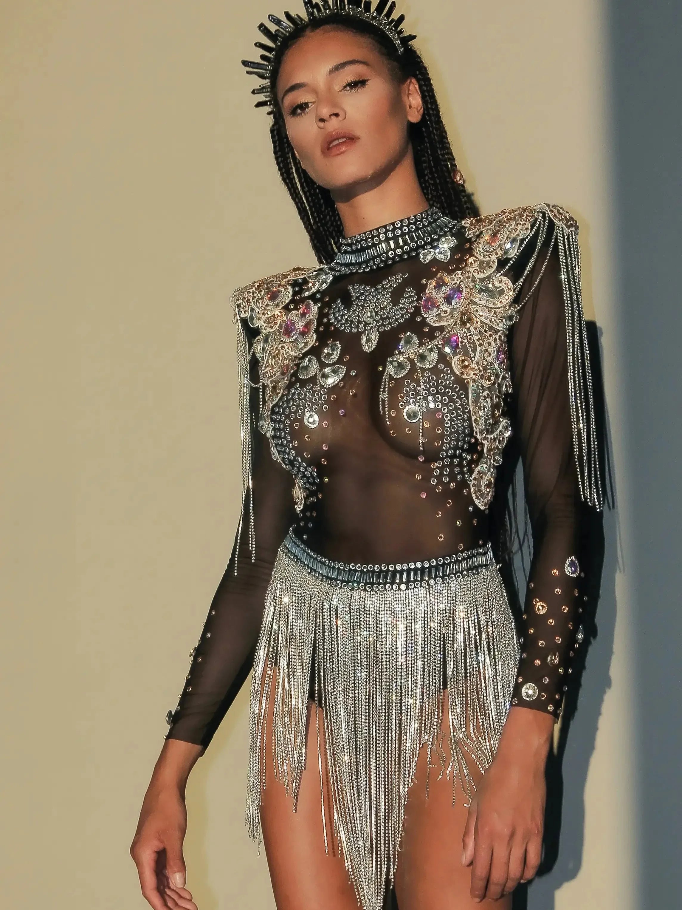 Body de festival con borlas y pedrería, con detalles intrincados de pedrería y borlas fluidas.