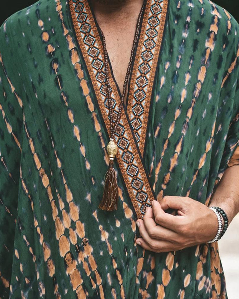 Kimono tribal vert Bali unisexe en rayonne avec imprimé géométrique, bordure détaillée et collier à pompons.