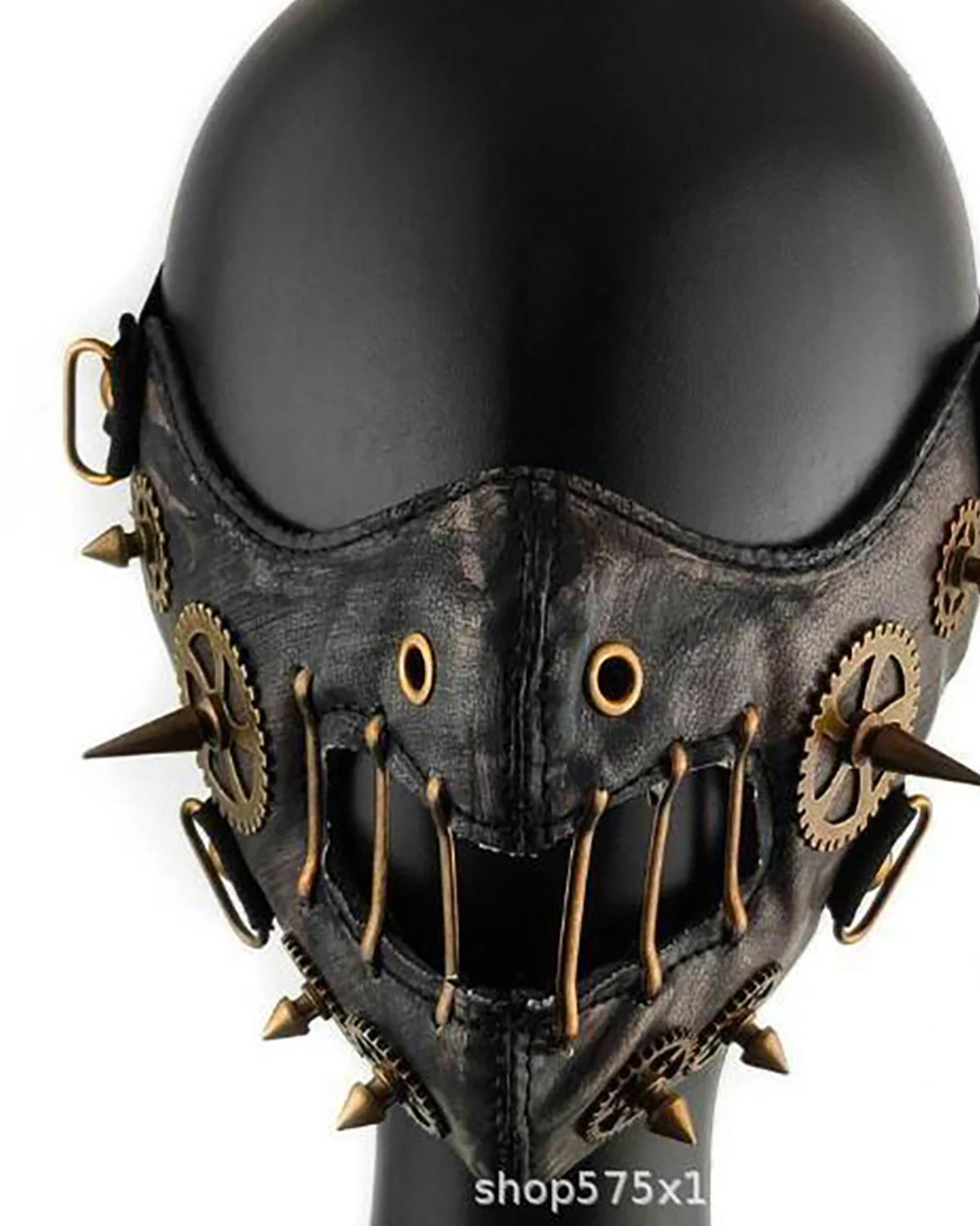 masque facial steampunk en cuir noir avec pointes et engrenages vue rapprochée