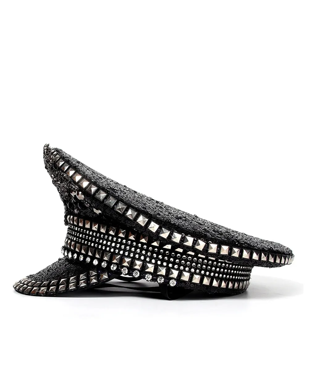 Sombrero militar negro con lentejuelas y pedrería, adornado con lentejuelas brillantes y pedrería centelleante.