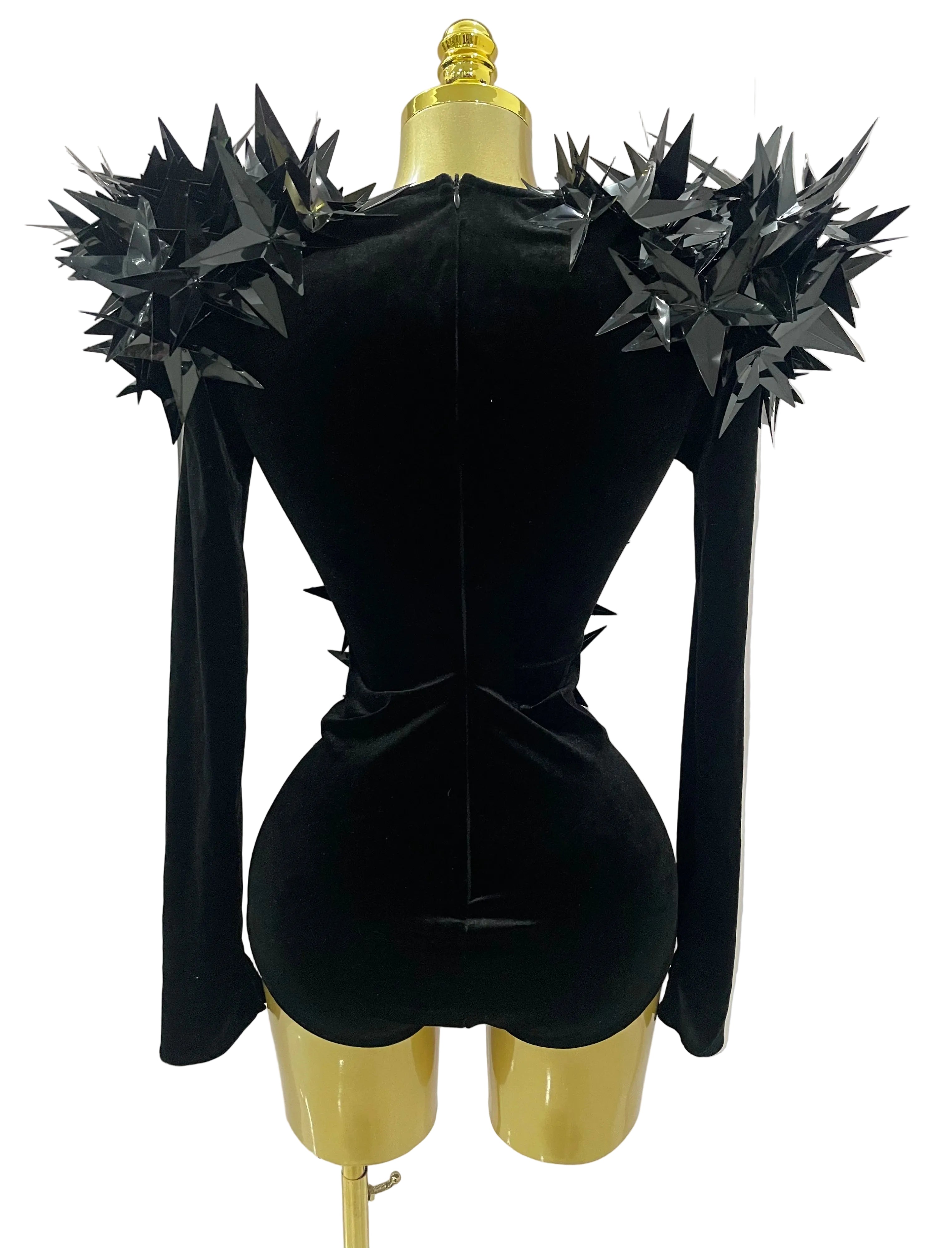 body en velours noir orné de strass, vue de dos montrant des épaules à pointes et un tissu en velours doux