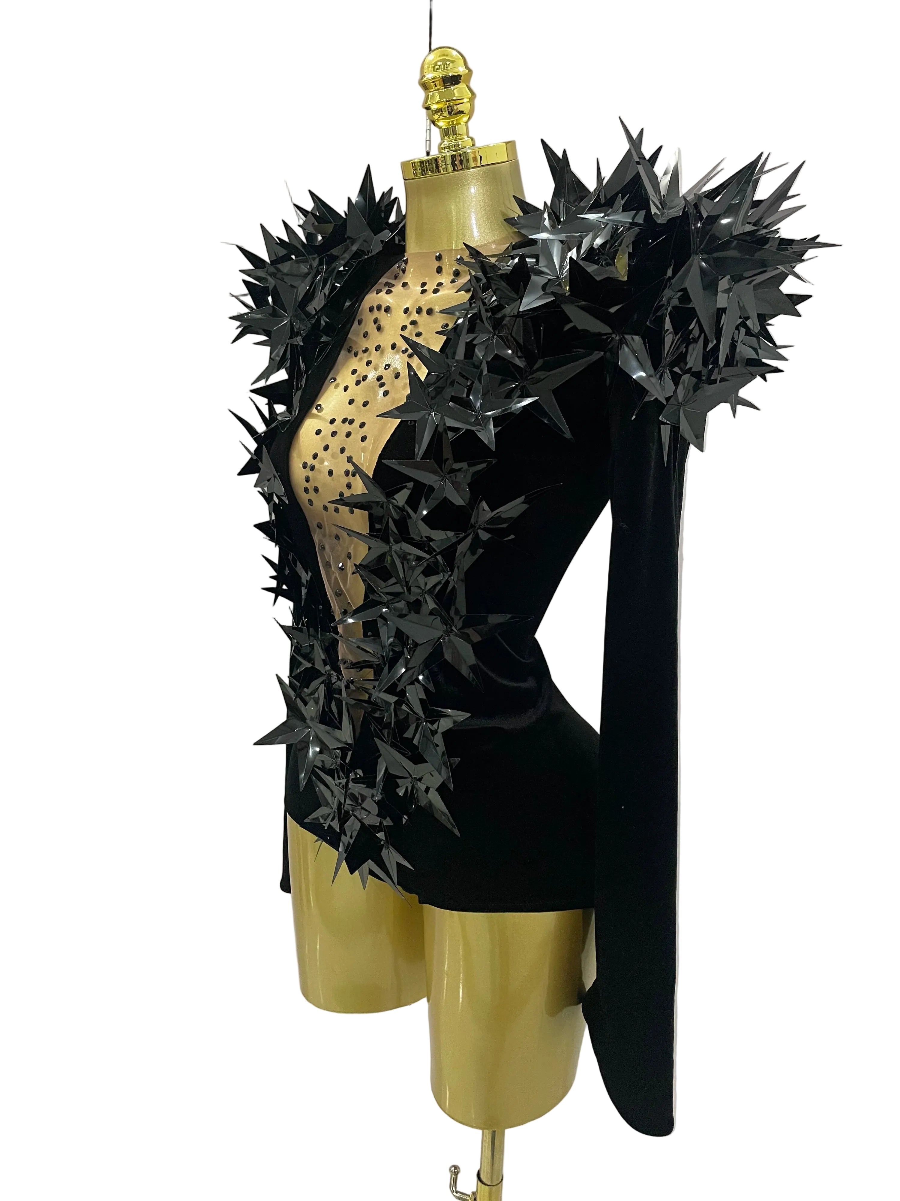 body en velours noir orné de strass vu de profil avec des décorations en forme d'étoile et des détails transparents