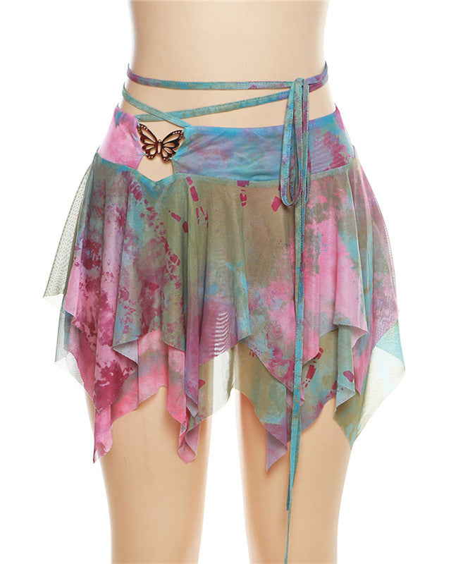 Conjunto de top de malla con mangas y falda con estampado de mariposas que presenta una falda de talle alto en capas y colorida con acento de mariposa.
