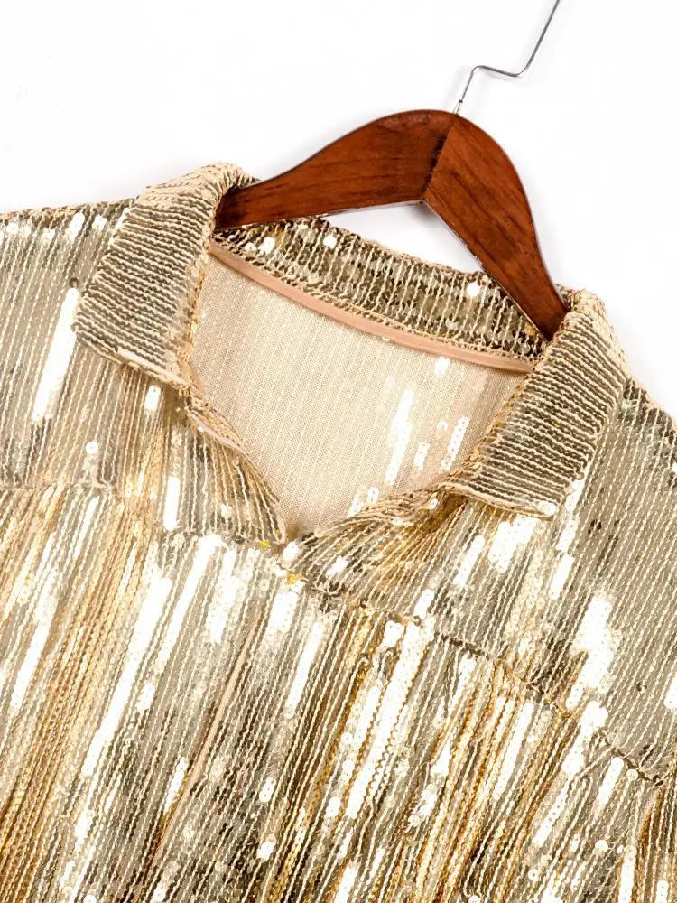Detail der goldenen Paillettenjacke mit Quasten