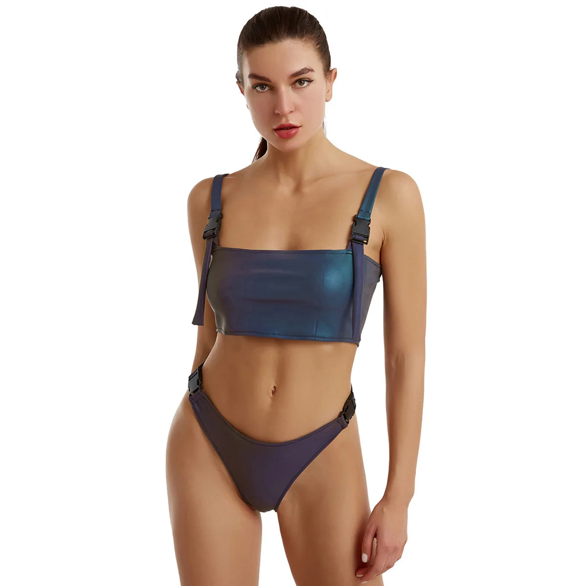 Bikini de dos piezas reflectante y colorido para festivales y raves que muestra efectos vibrantes de brillo.