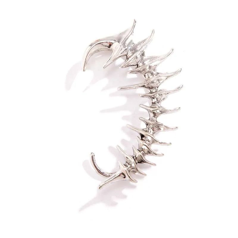 Ear Cuff Cyberpunk in metallo argento, un avvolgimento completo per l'orecchio con punte angolari affilate in un design a colonna vertebrale biomeccanica.