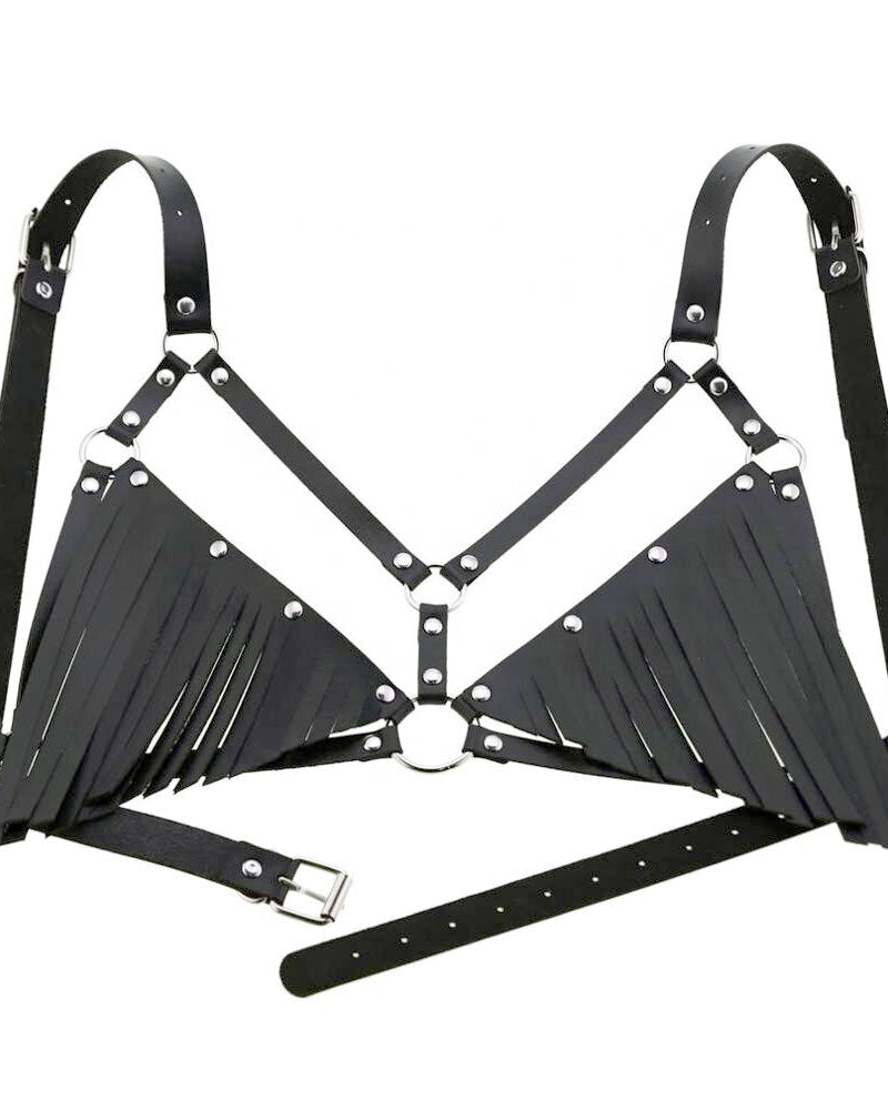 Harnais noir en simili cuir avec ferrures argentées, bretelles réglables et bonnets triangulaires à franges.
