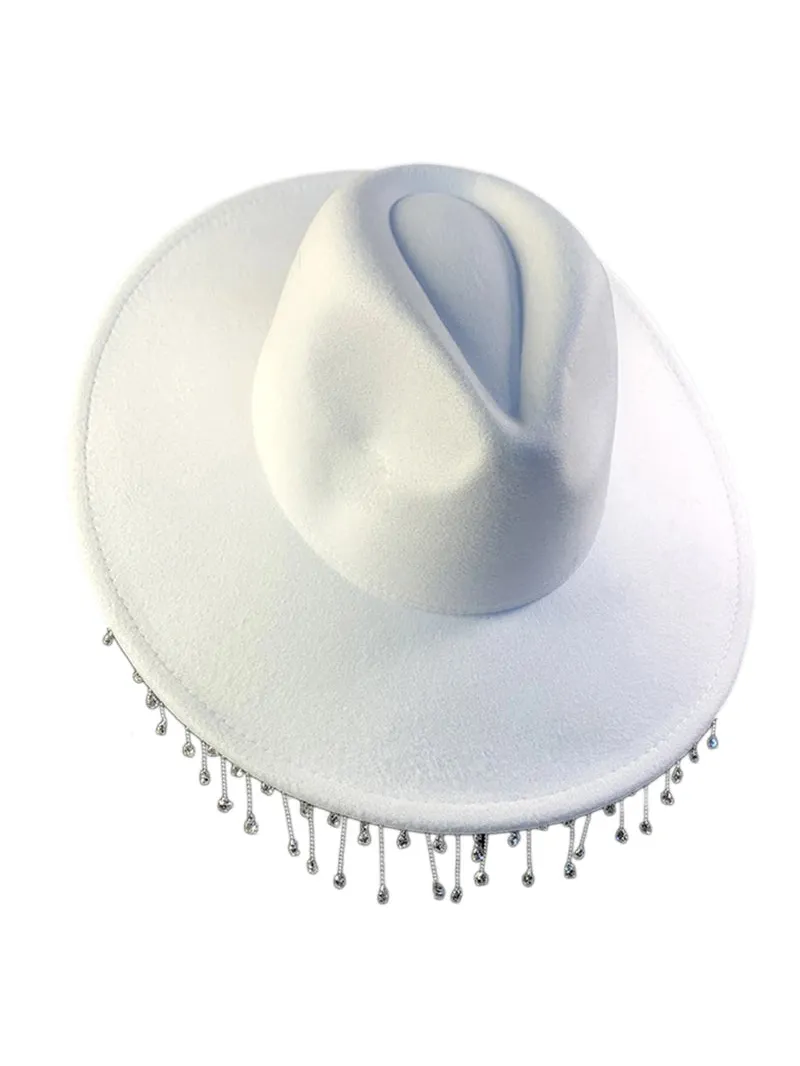 Sombrero de vaquera blanco con flecos y pedrería