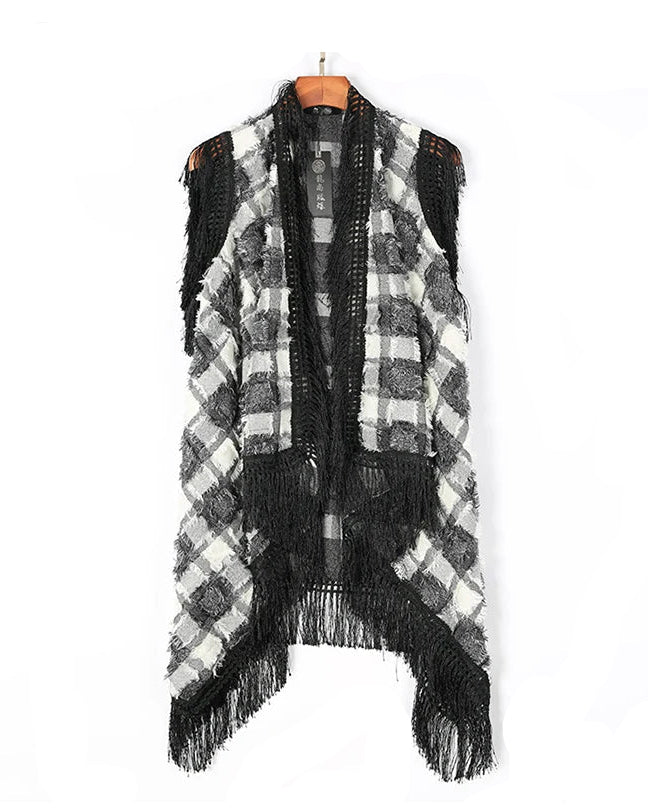 Gilet Lucian Boho à franges : carreaux noir et blanc, sans manches, ouvert devant, avec bordure à franges noires dramatiques.