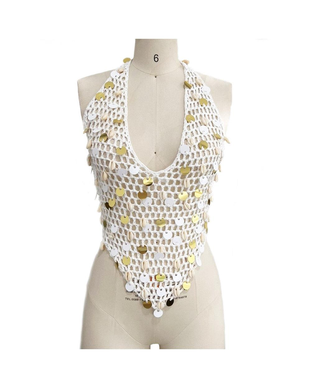 ensemble haut sans manches à col licou et jupe en crochet blanc avec détails en sequins en gros plan