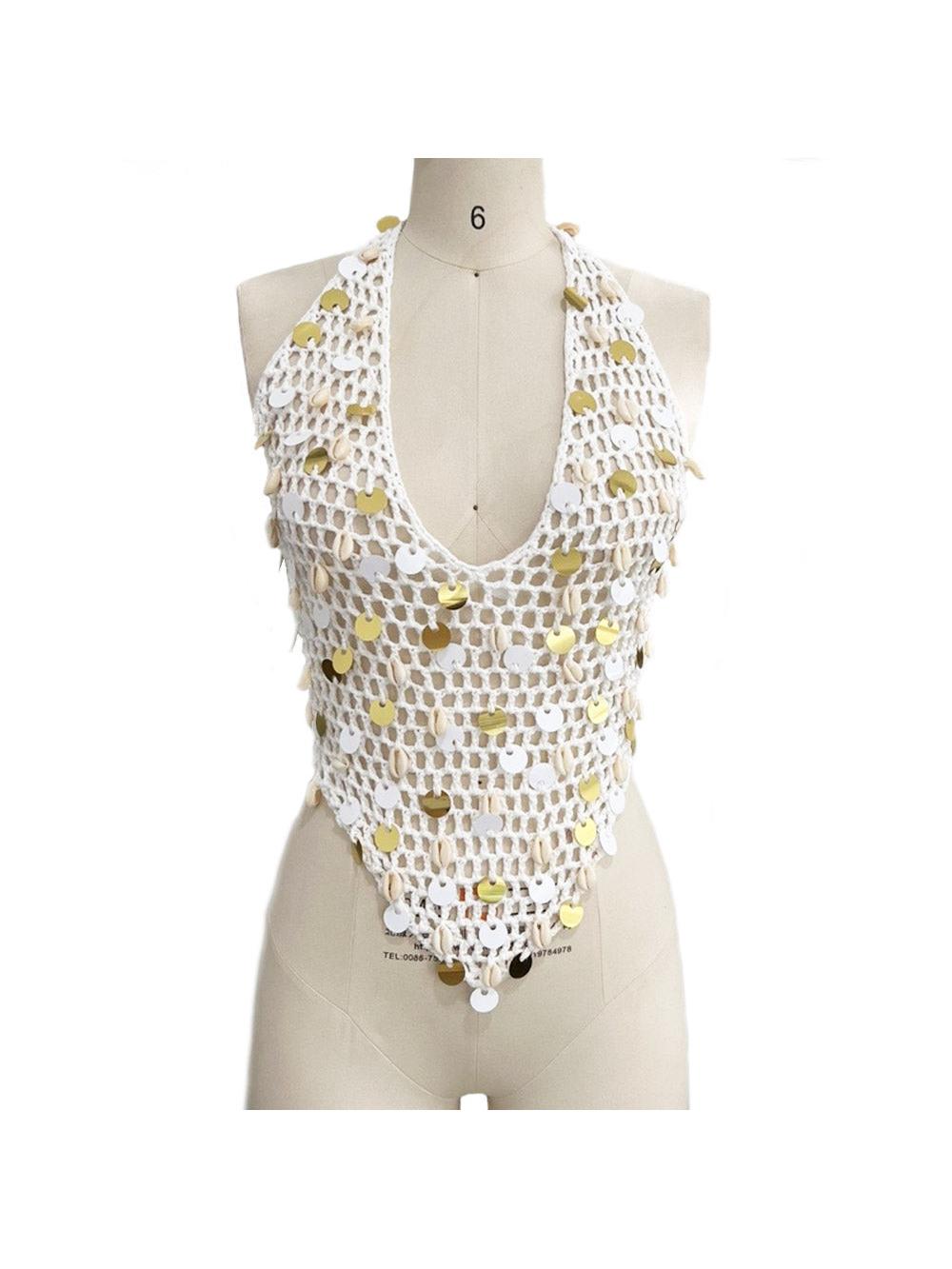 conjunto de top sin mangas halter y falda de crochet blanco con lentejuelas detalle en primer plano