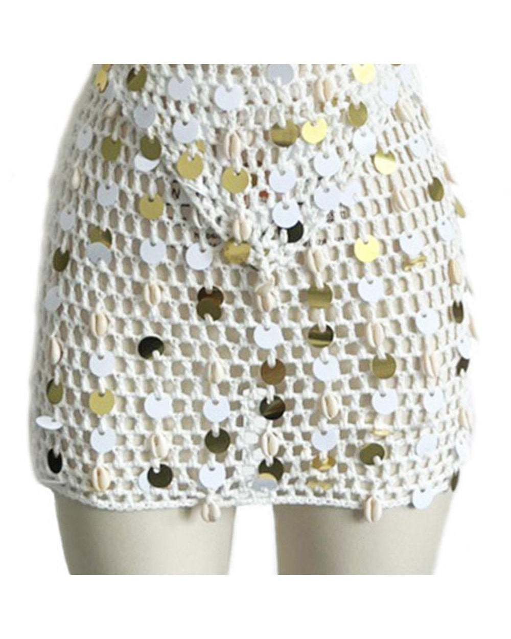 ensemble complet composé d'un haut sans manches à col licou et d'une jupe blanche avec détails en sequins dorés