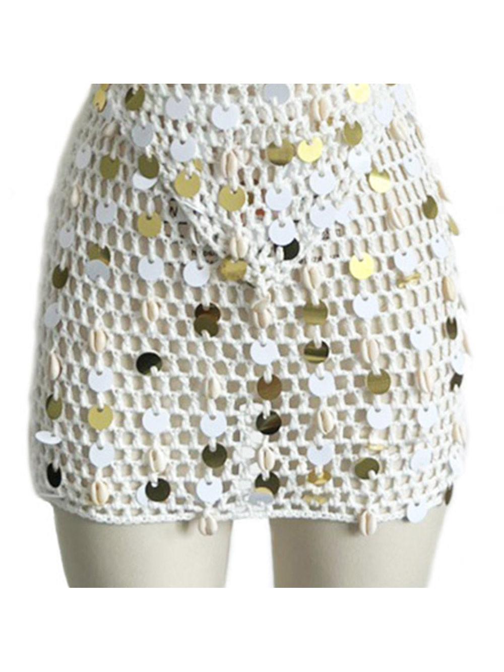 conjunto de top sin mangas con cuello halter y falda en blanco con detalles de lentejuelas doradas