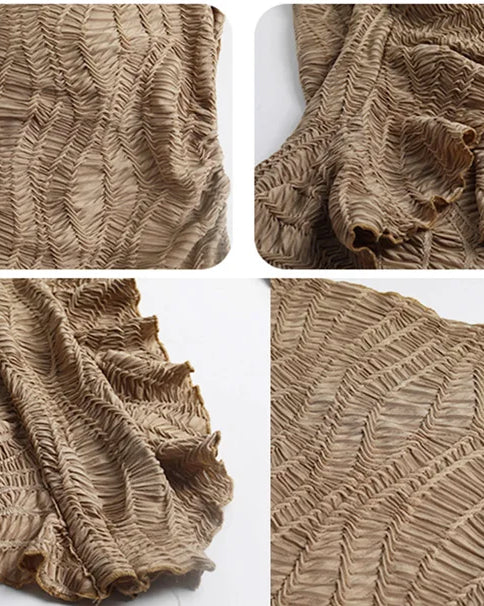 Close-up van gestructureerde stof die het ingewikkelde ontwerp van het materiaal van de Jacquard Gebreide Hoodie Jurk toont.