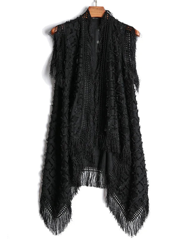 Veste noire Lucian Boho à franges avec corps texturé, pampilles à franges dramatiques et silhouette longue.