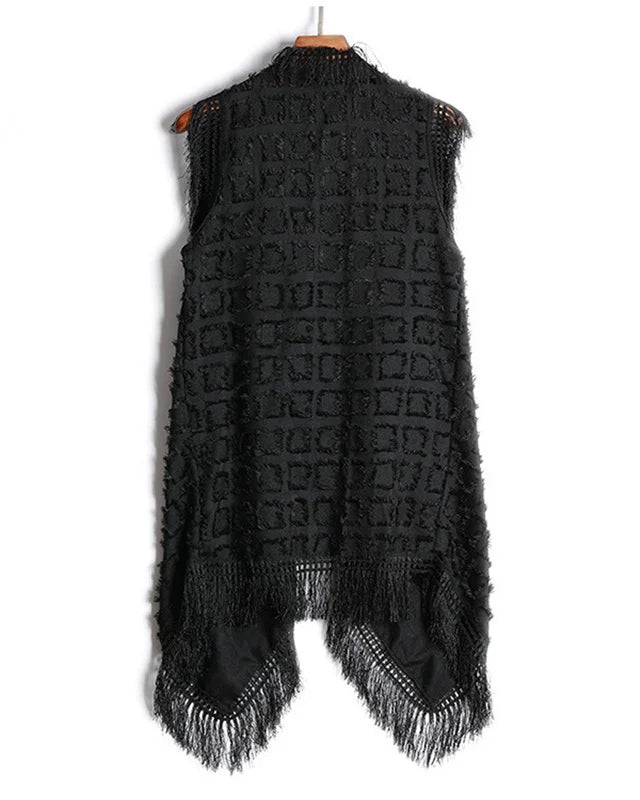 Gilet noir Lucian Boho à franges avec corps texturé et pampilles à franges dramatiques.