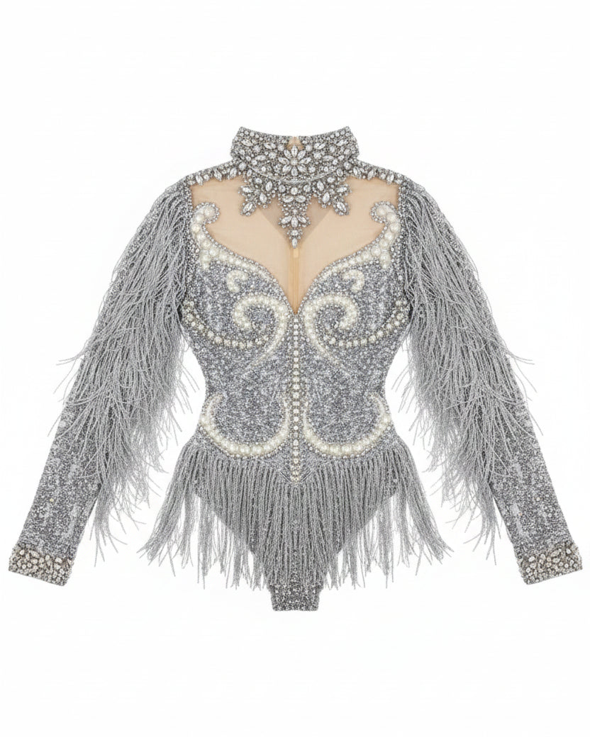 body à manches longues avec glands, strass, perles, détails ornés et accents de plumes en gros plan