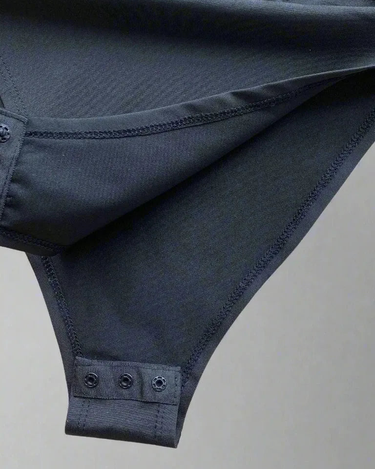 Gros plan sur le bas attaché d'un body en patchwork de maille montrant son tissu en maille élégant.