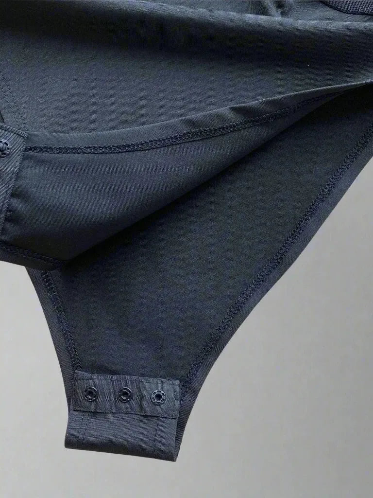 Primo piano della parte inferiore allacciata di un Body Patchwork in Rete che mostra il suo elegante tessuto in rete.