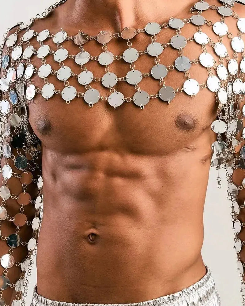 top court à disques en chaîne métallique gros plan sur des disques métalliques sur le torse avec un motif en chaîne