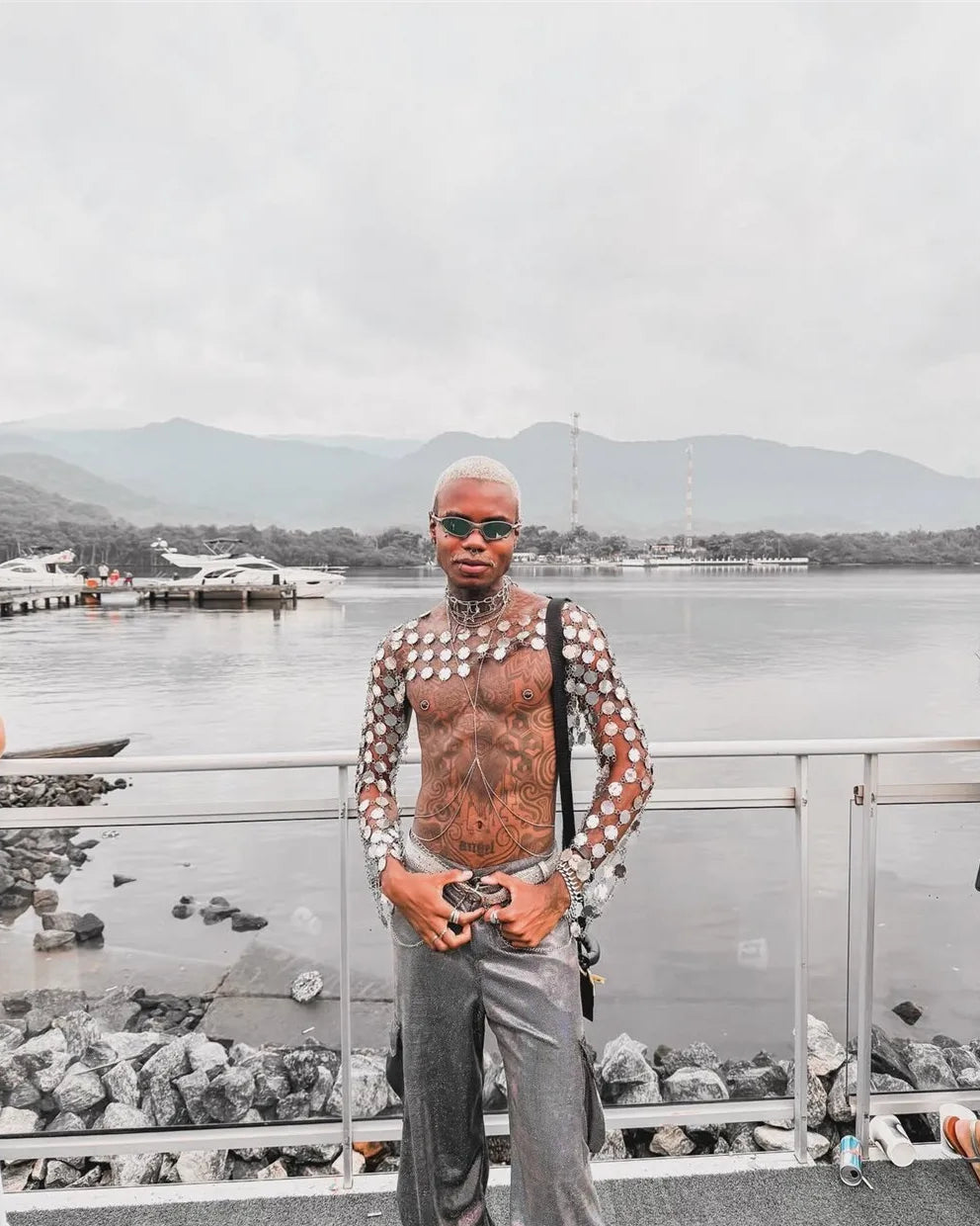 gros plan sur un haut court en chaîne métallique porté par un mannequin présentant un magnifique motif inspiré de l'armure au bord de l'eau