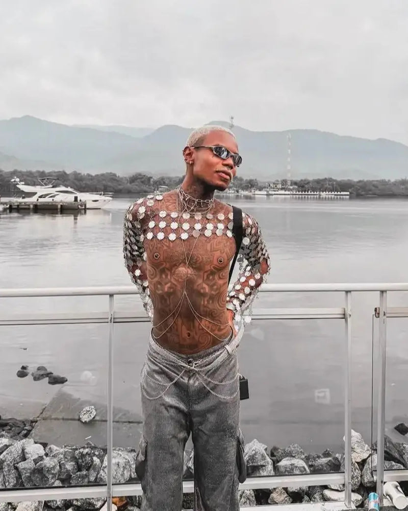 top court à chaînes métalliques avec disques métalliques vue de profil latéral près de l'eau, déclaration de mode audacieuse