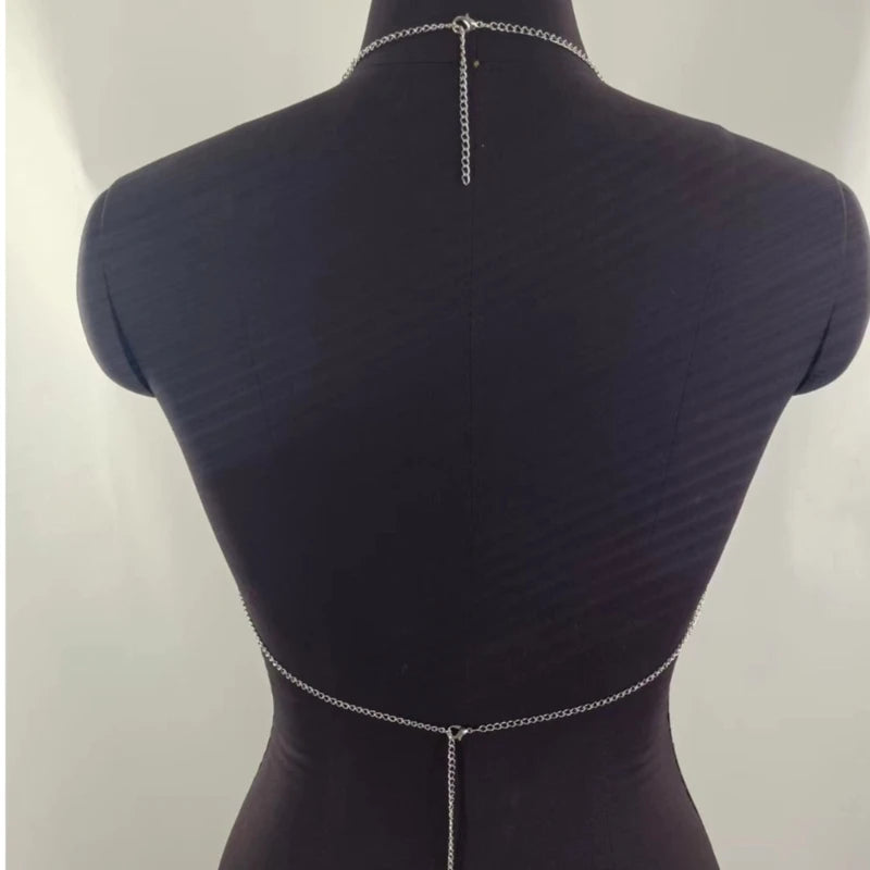 achteraanzicht van spiegel metalen kettingband beha met glanzende verstelbare metalen kettingbanden