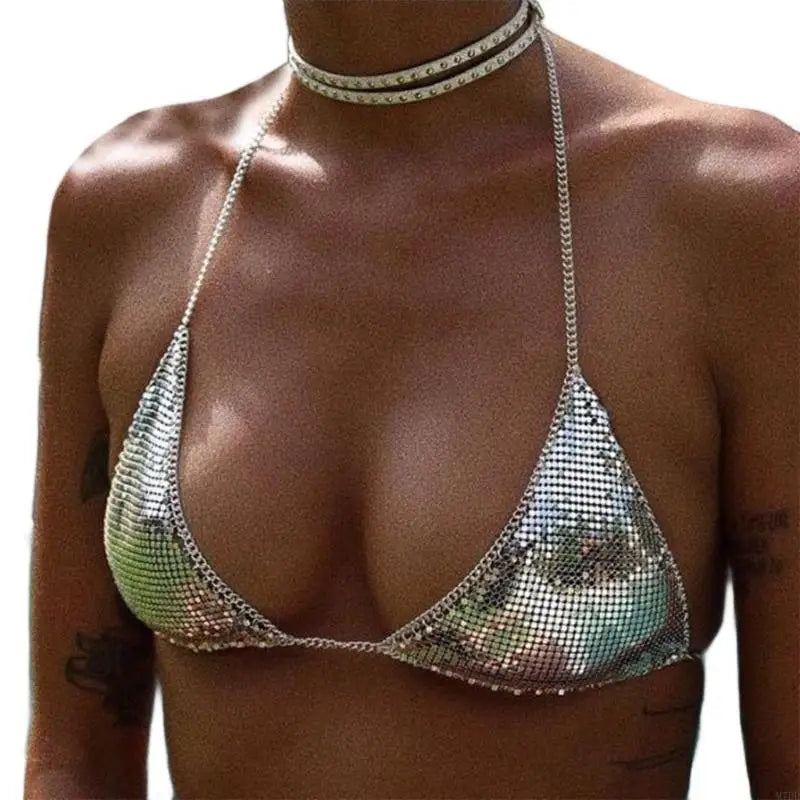 close-up spiegel metalen kettingband beha met metalen kettingen en reflecterende details