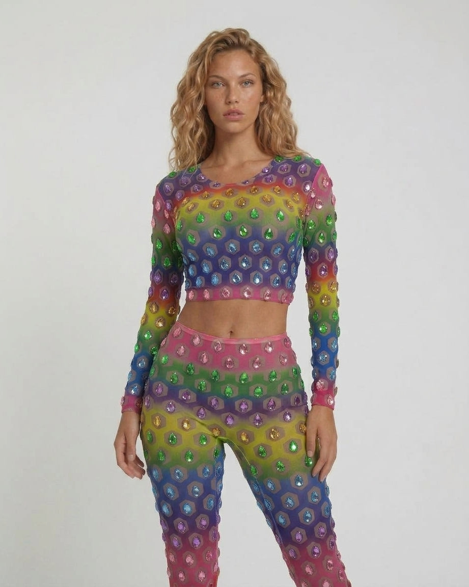 Multicolor strass steentjes mesh 2-delige set met cropped top en hoge taille wijde broek bij een model.