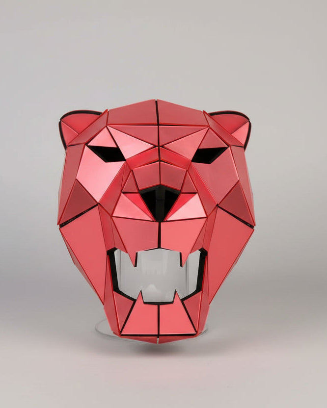 Roze geometrisch spiegel tijgermasker gemaakt van nauwkeurig gesneden acrylpanelen, met een low-poly ontwerp.