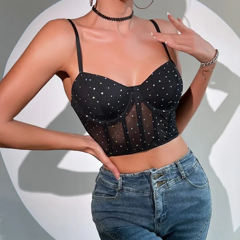 Tanktop mit Pailletten in Schwarz mit schimmernden Akzenten für einen schicken Festival-Look und zusätzlichen Glanz.