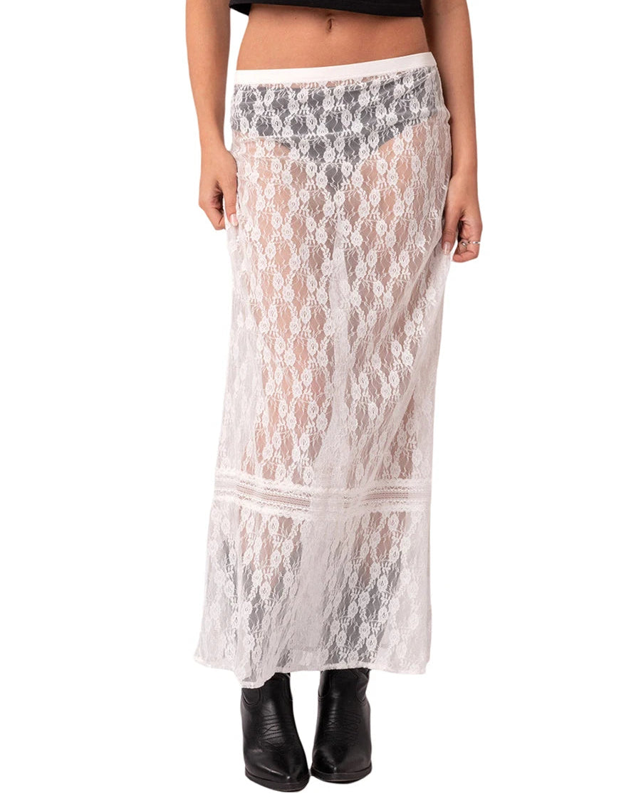 Jupe blanche en dentelle transparente dévoilant une silhouette féminine, parfaite pour les festivals et les événements estivaux.