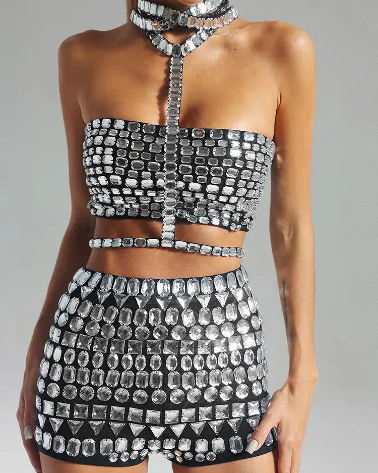 Rhinestone strapless top en short met sprankelende rhinestones en een stijlvolle strapless ontwerp.