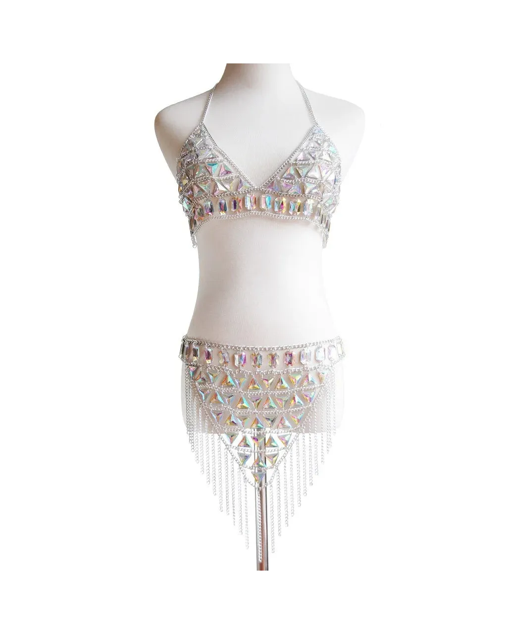 Ensemble haut et jupe en acrylique avec des pierres iridescentes et des détails en chaîne pour les fêtes rave.