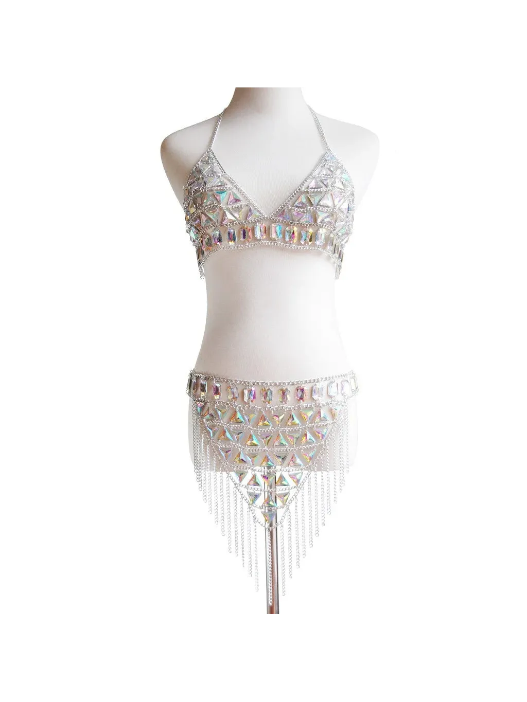Ensemble haut et jupe en acrylique avec des pierres iridescentes et des détails en chaîne pour les fêtes rave.