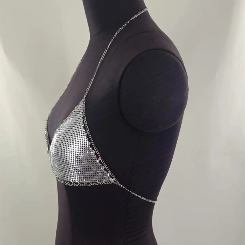 zijaanzicht van een beha met spiegelend metalen kettingbandje met glanzende metalen afwerking