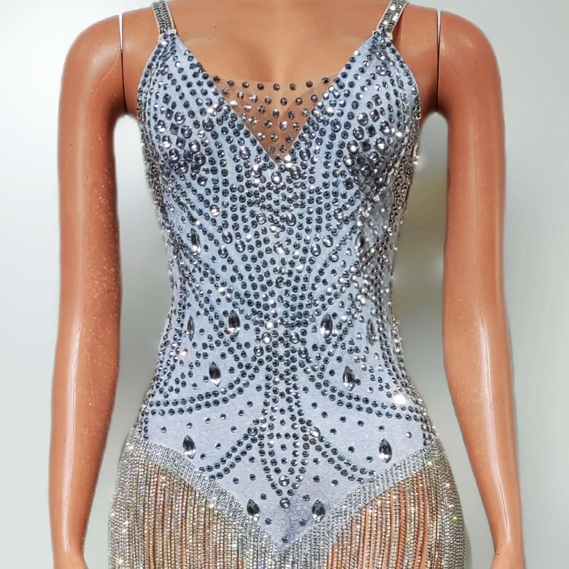 Strassquasten-Body Nahaufnahme funkelnde Strasssteine elegantes, lichtreflektierendes Detail