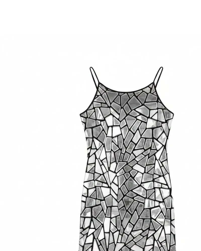 Vestido de fiesta metálico brillante con un llamativo diseño de espejo fracturado y elegantes tirantes negros.