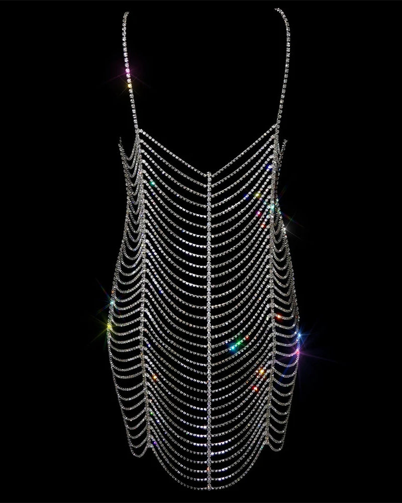 Vestido Plateado con brillantes de strass con un diseño deslumbrante de strass y detalles brillantes, ideal para festivales.