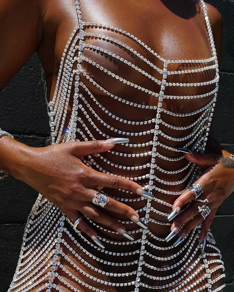 Primer plano del Vestido de Piedras Brillantes Plateado que muestra detalles intrincados de piedras y un diseño elegante.