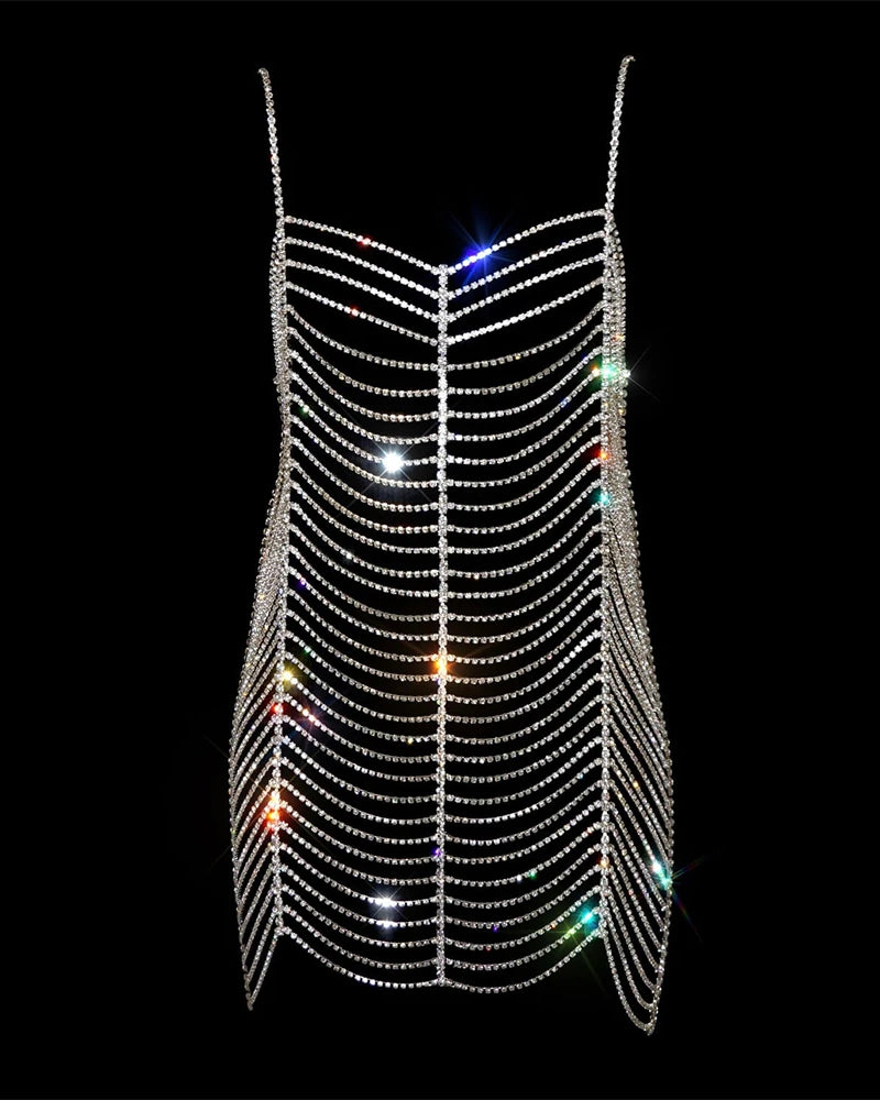 Vestido Plateado con Brillantes de Strass que presenta un deslumbrante diseño de strass y vibrantes reflejos de luz.