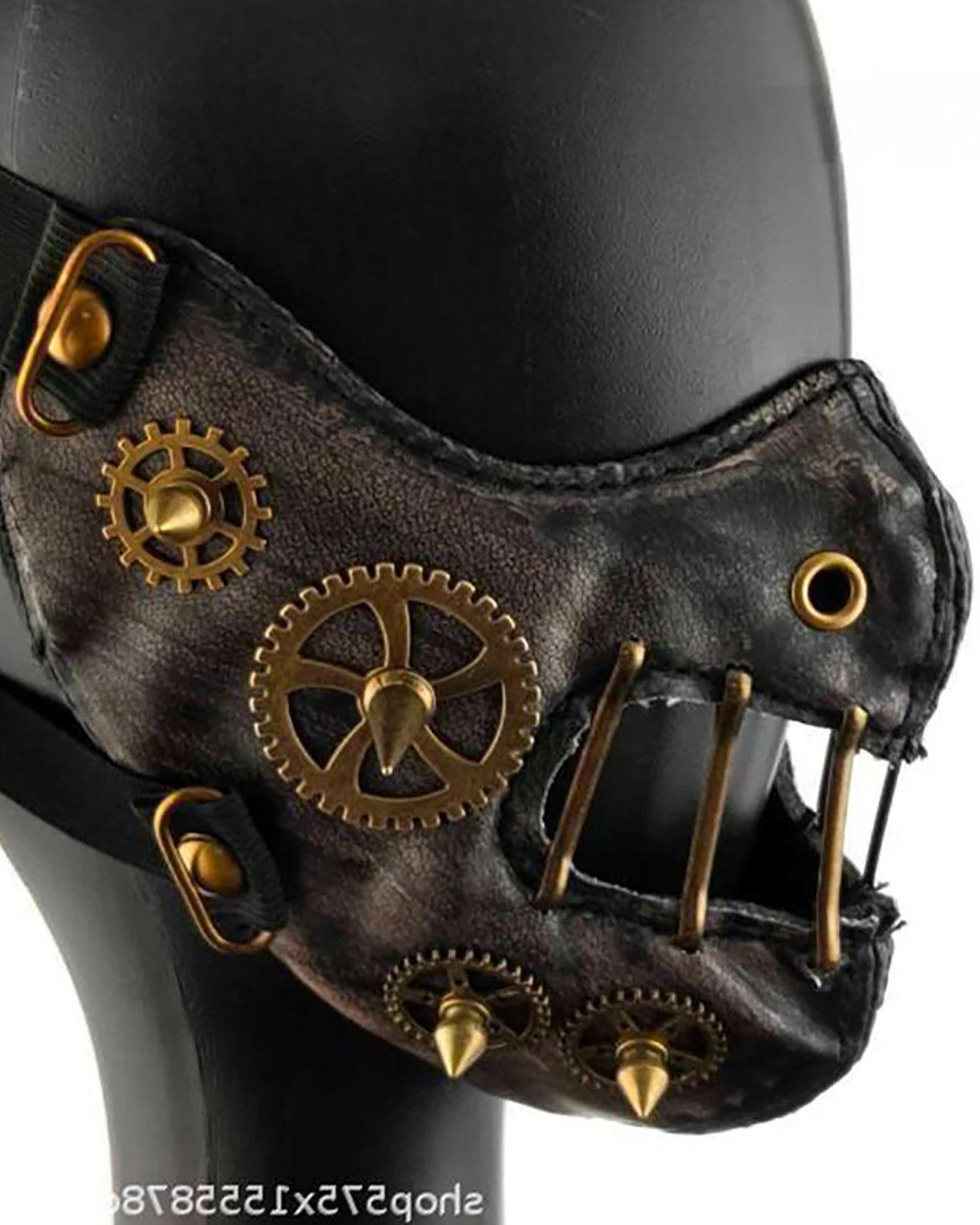 masque facial en cuir steampunk en gros plan avec engrenages et pointes sur fond noir