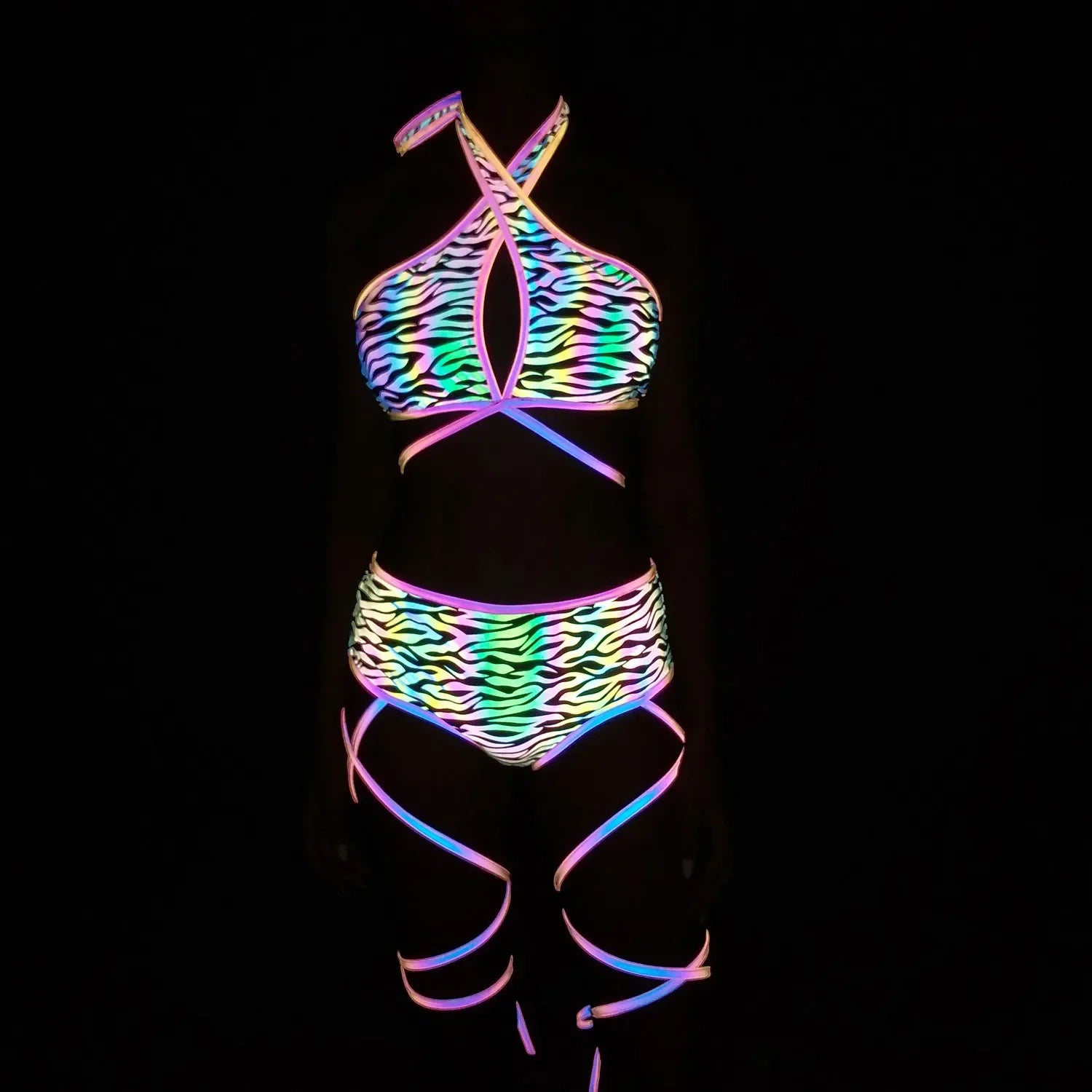 ensemble bikini holographique réfléchissant en gros plan avec des couleurs vives et des motifs illuminant dans l'obscurité