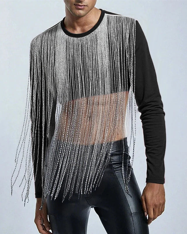 haut court à franges en gros plan noir avec des pampilles argentées, présentant des détails de franges en cascade.