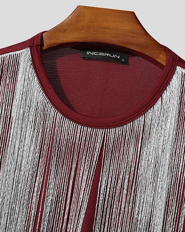 haut court à franges en gros plan, couleur bordeaux, avec des détails de franges tombantes