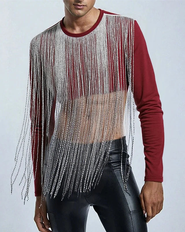 haut court à franges en bordeaux en gros plan avec des franges argentées flottantes et un pantalon noir moulant