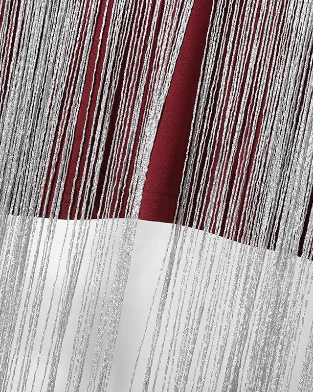 gros plan sur un haut court à franges avec des détails de franges rouges et argentées en cascade