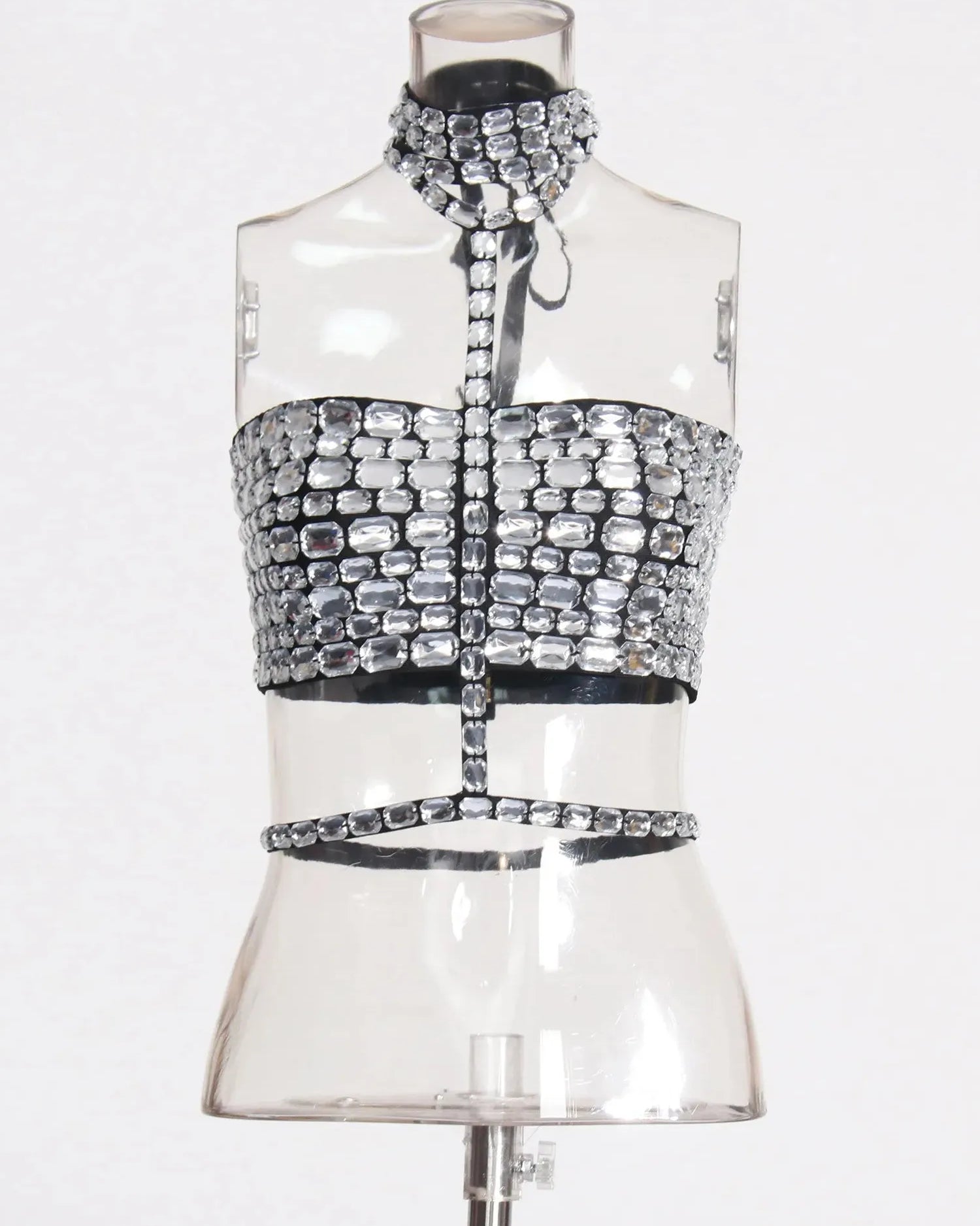 Rhinestone strapless top en korte set met sprankelende rhinestones en een strapless ontwerp.